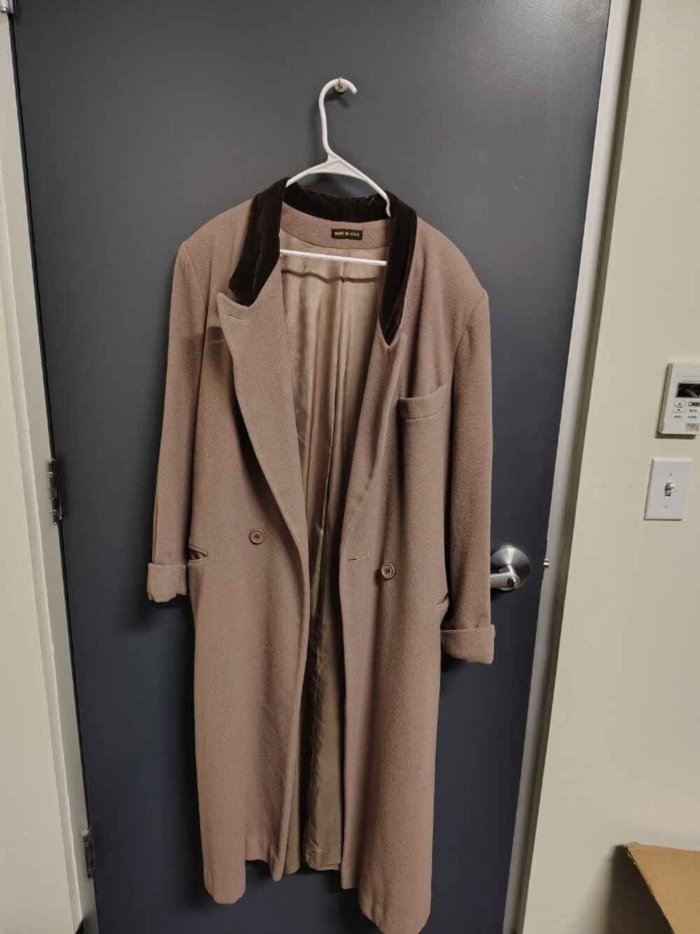 Vintage Michelle Stuart Women’s Brown 100% Wool Long Coat Velvet Collar USA